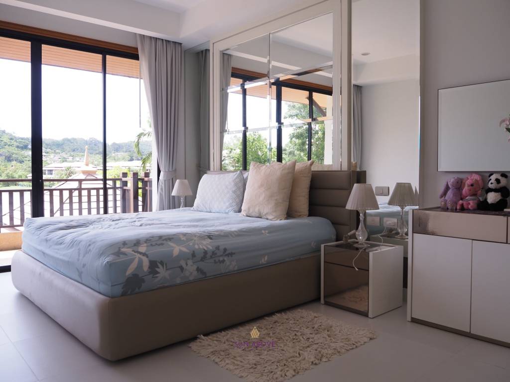 4 bedroom spectacular lakeside villa