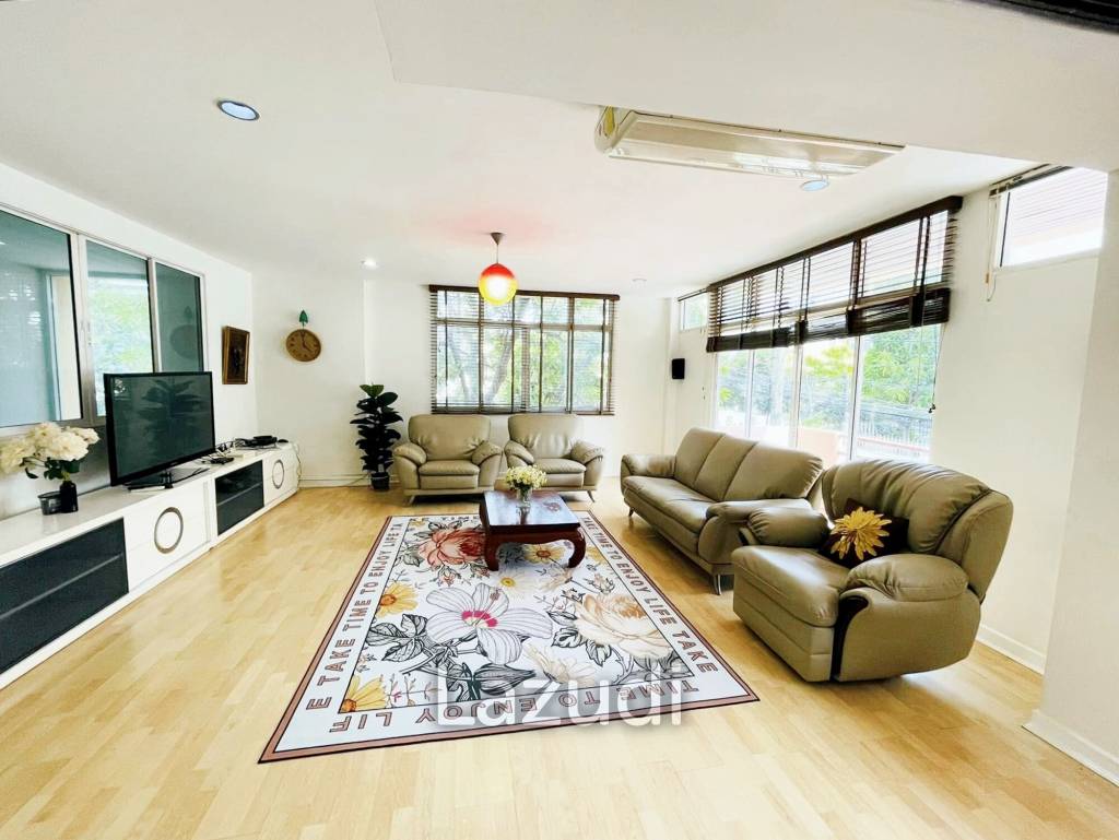 4 Bed 5 Bath 400 SQ.M House at Phrom Phong Area