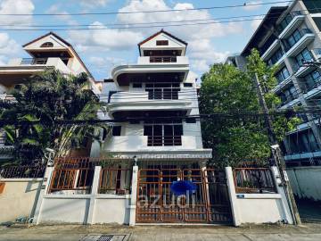 4 Bed 5 Bath 400 SQ.M House at Phrom Phong Area