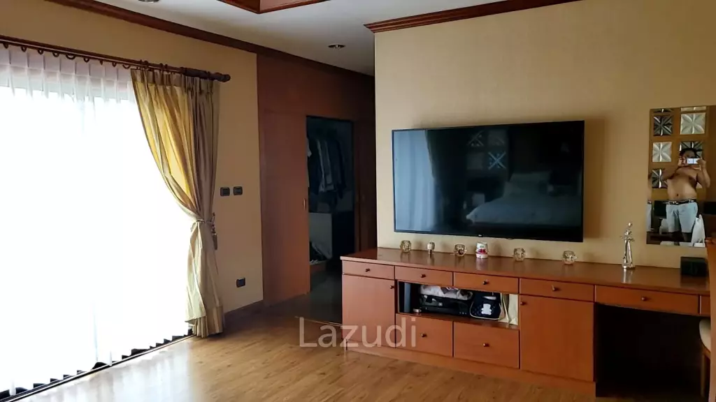 3 Bedrooms 3 Bathrooms 300 SQ.M. Villa For Sale