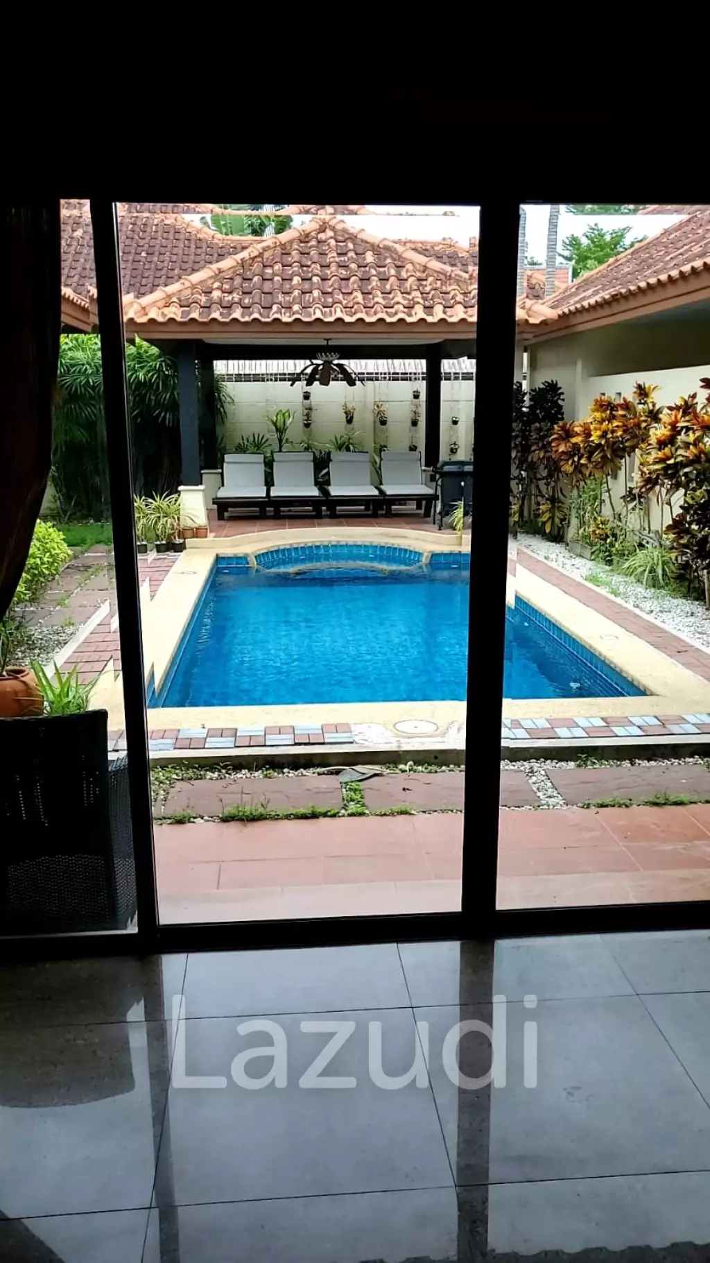 3 Bedrooms 3 Bathrooms 300 SQ.M. Villa For Sale