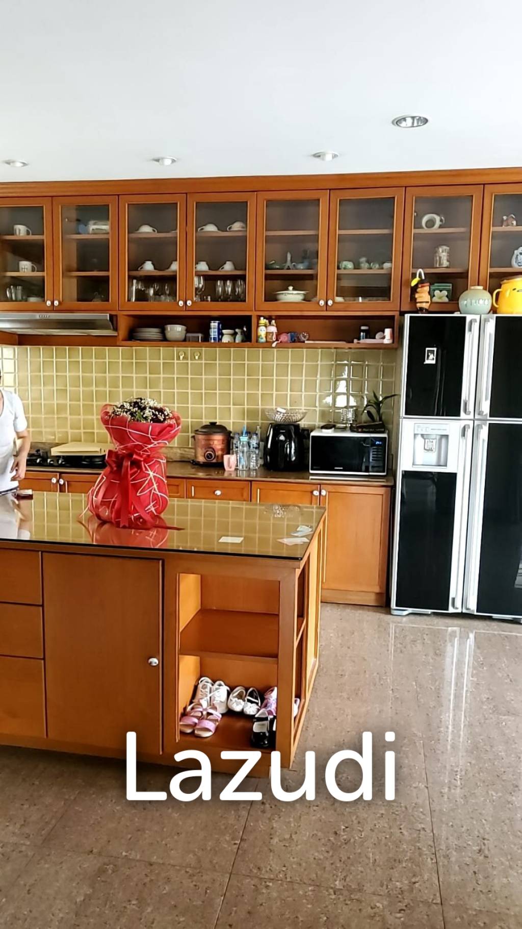 3 Bedrooms 3 Bathrooms 300 SQ.M. Villa For Sale