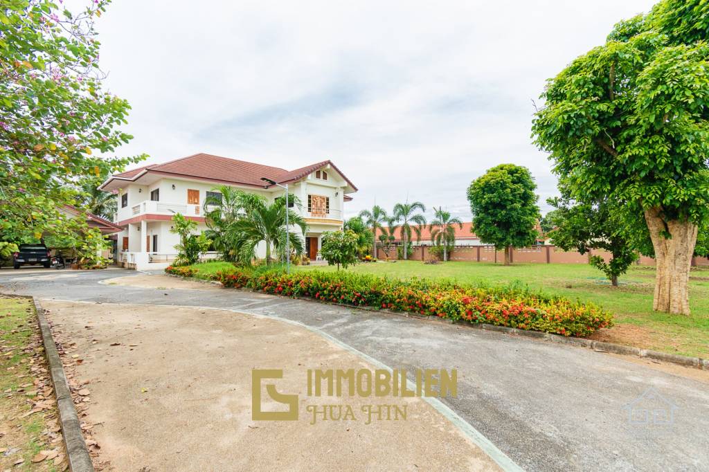 TRADITIONAL 2 STOREY HOUSE  : 6 bed 1 Rai plot