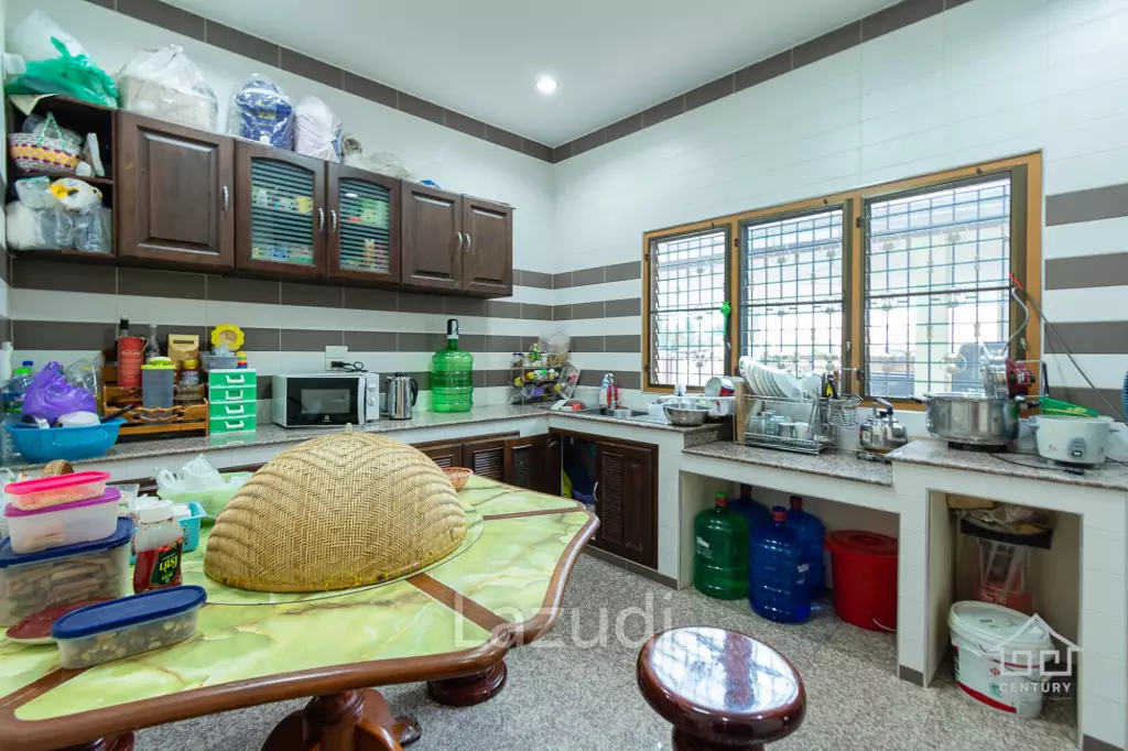 TRADITIONAL 2 STOREY HOUSE  : 6 bed 1 Rai plot