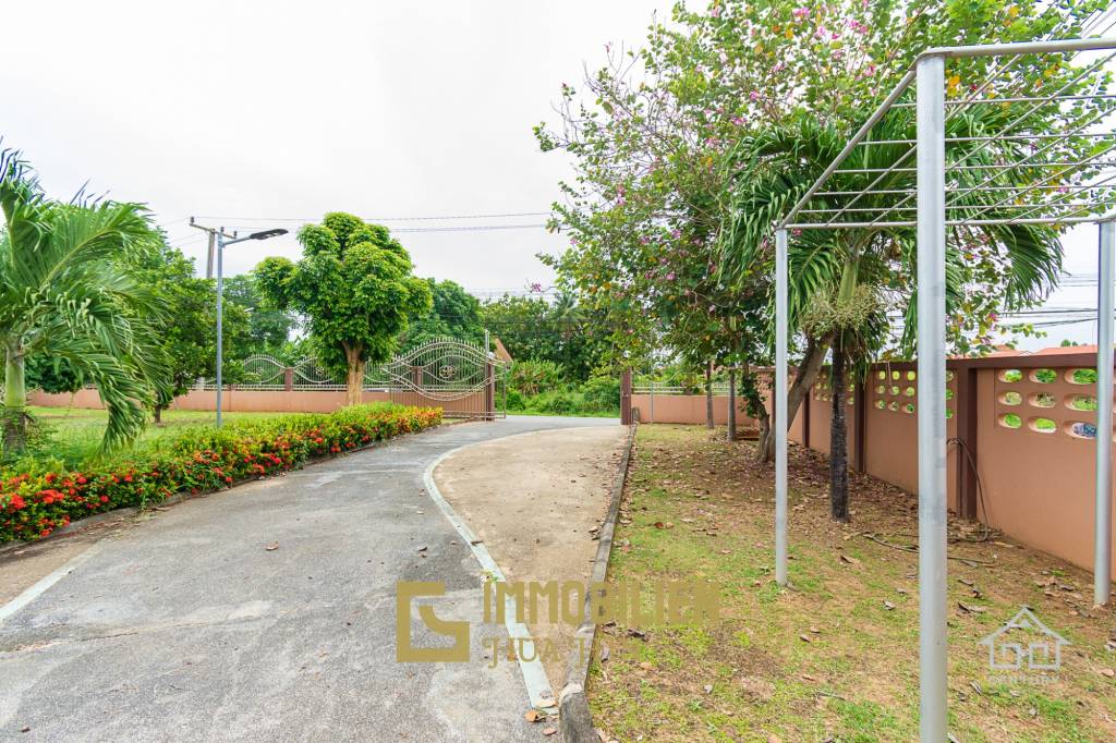 1,628 metro cuadrado 6 ` 3 Baño Villa de Venta