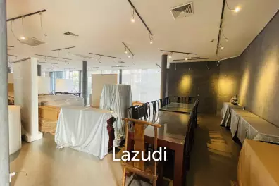 SHOW ROOM FOR SALE IN PRATUMNAK HILL SOI 5