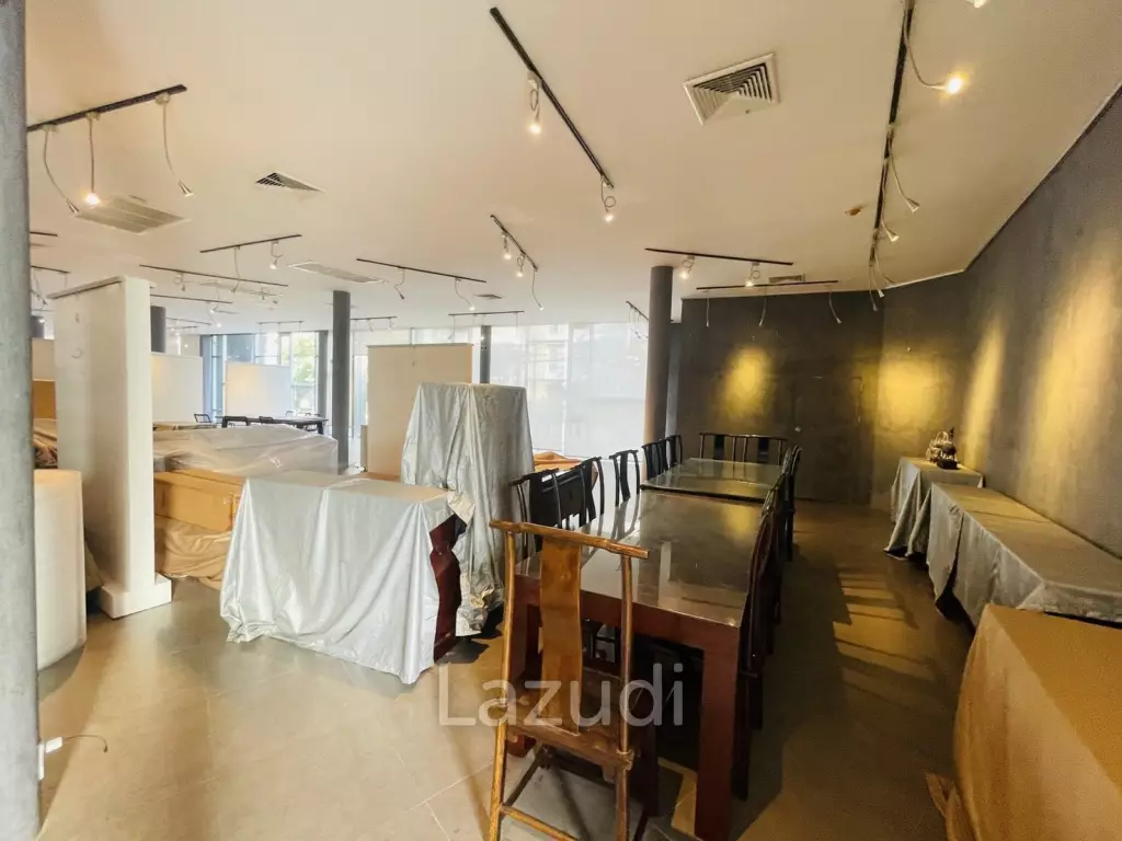 SHOW ROOM FOR SALE IN PRATUMNAK HILL SOI 5