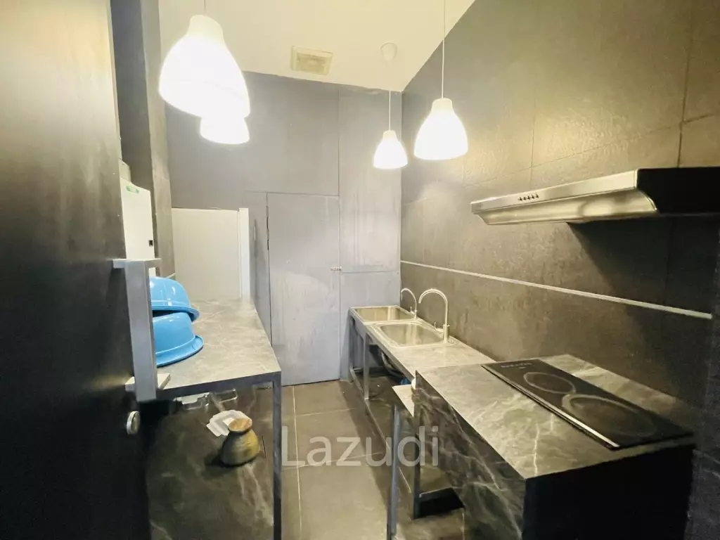 SHOW ROOM FOR SALE IN PRATUMNAK HILL SOI 5