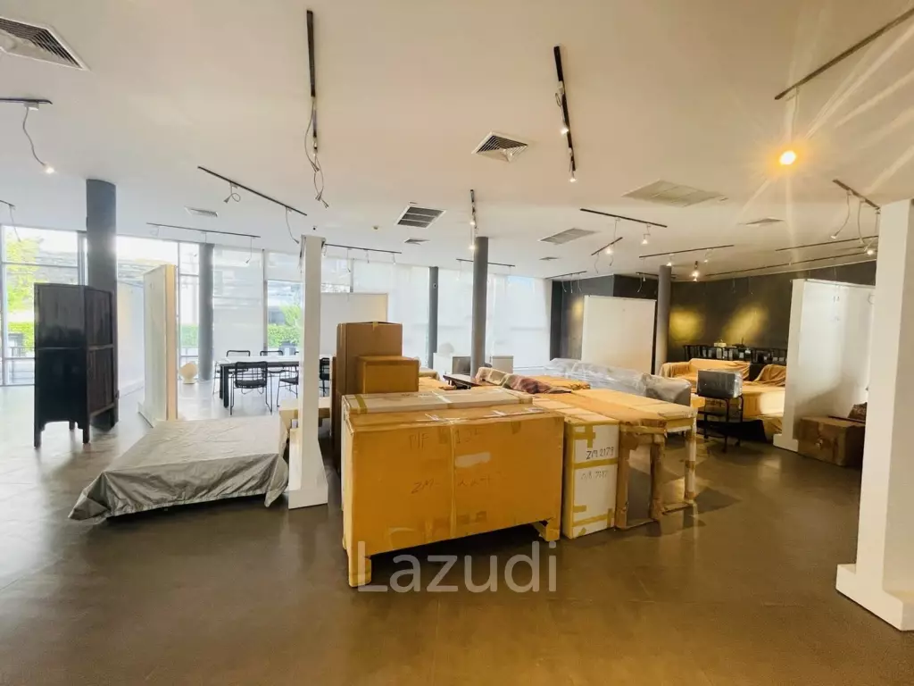 SHOW ROOM FOR SALE IN PRATUMNAK HILL SOI 5