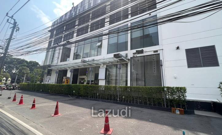 Second Floor Retail Space in Phrom Phong area