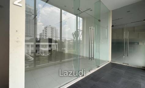 Second Floor Retail Space in Phrom Phong area