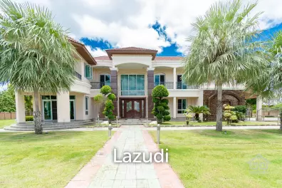 Luxurious 6 Bedrooms near the beach