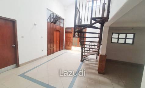 Rumah Disewakan Dekat Ciputra World Surabaya, Kampus UWKS, RS Mayapada Surabaya, Kebun Binatang Surabaya, TVRI