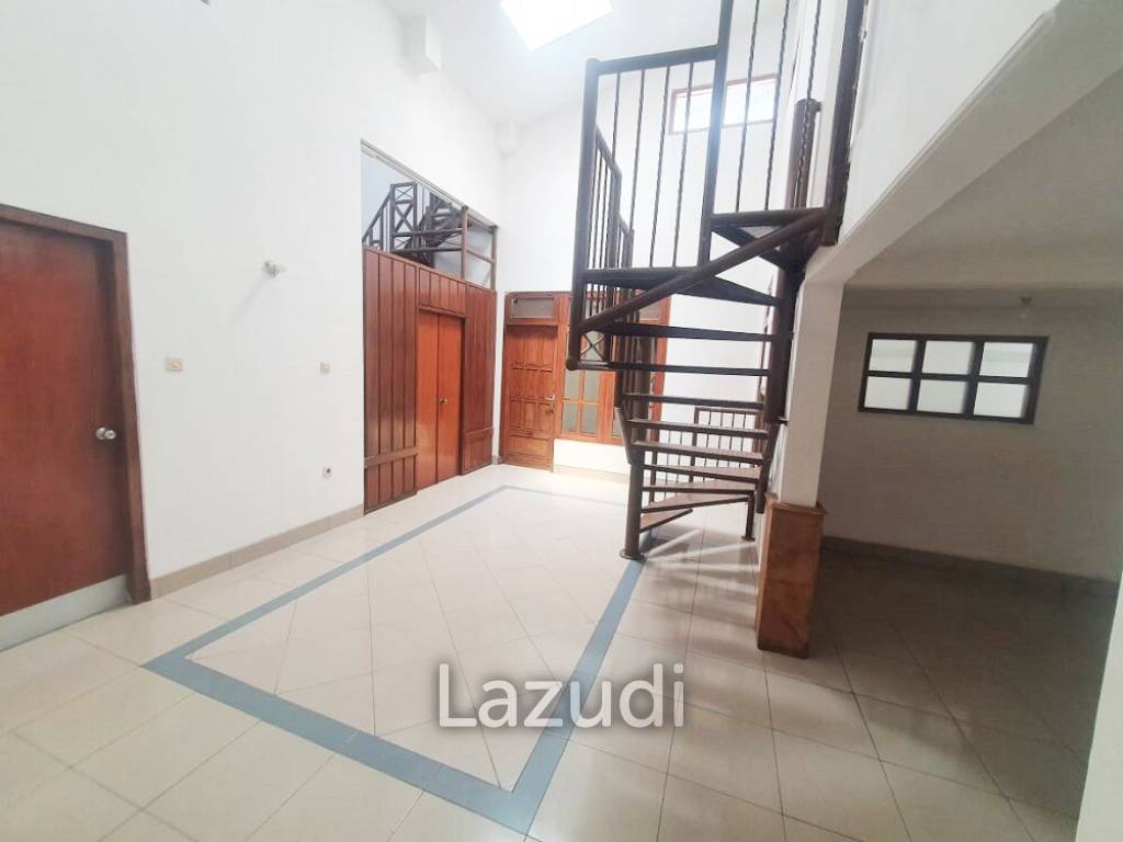 Rumah Disewakan Dekat Ciputra World Surabaya, Kampus UWKS, RS Mayapada Surabaya, Kebun Binatang Surabaya, TVRI