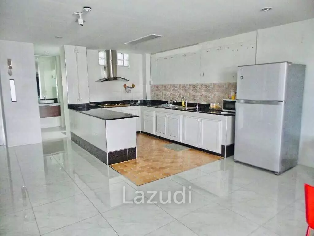 5 floor Office building in Ratchadapisaek Road for sale and rent