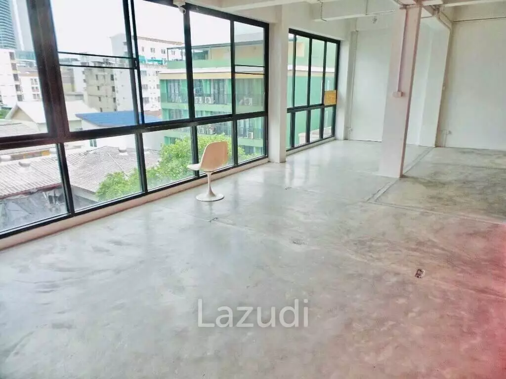 5 floor Office building in Ratchadapisaek Road for sale and rent