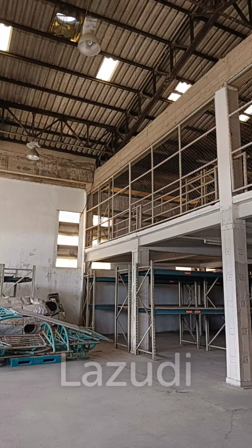 Pink Line Trian Showroom 2,033 Building for Rent