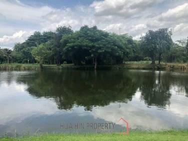 GREENFIELDS : Beautiful Lakefront 1 Rai Plot of Land on fishing lake, ideal for 1 or 2 Homes