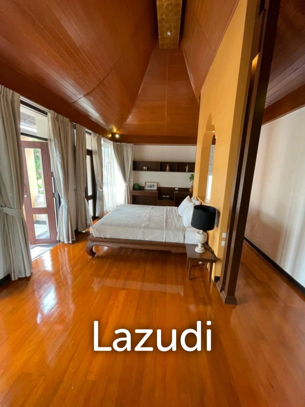 5 bedrooms Villa for rent