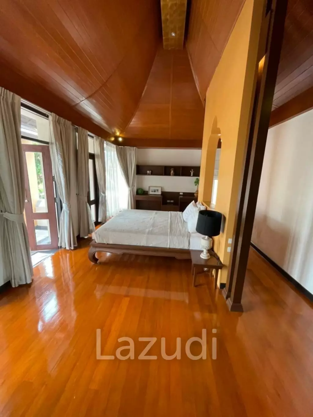 5 bedrooms Villa for rent