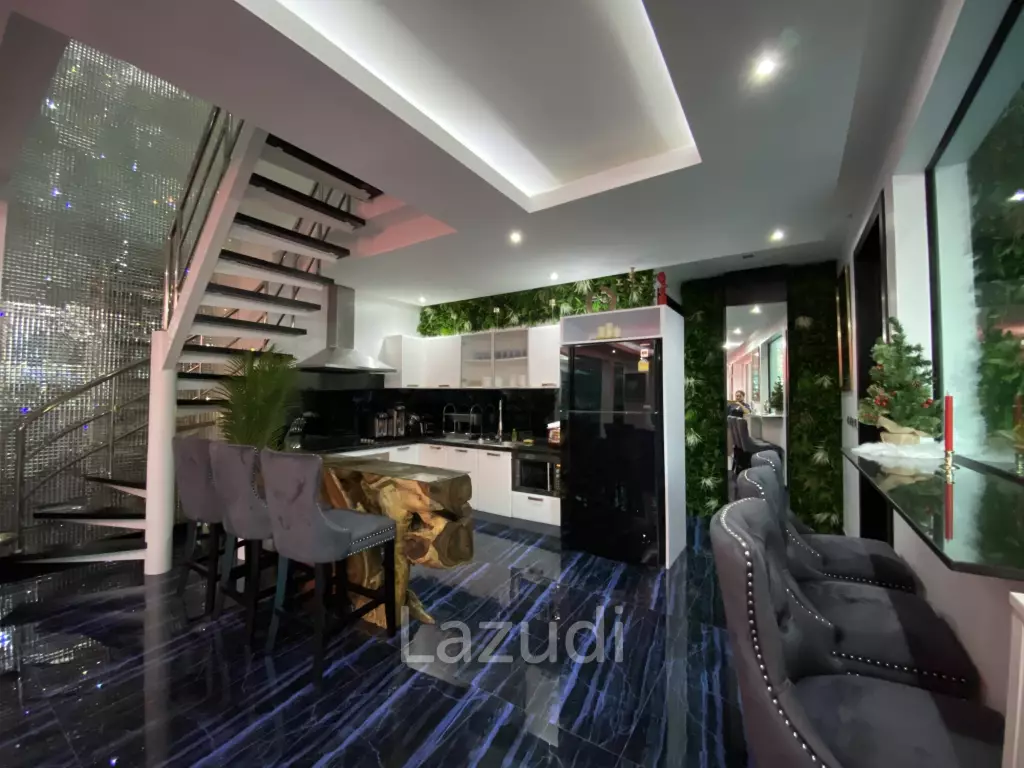 8 Bedrooms Ultra Luxury Pool Villa in Jomtien