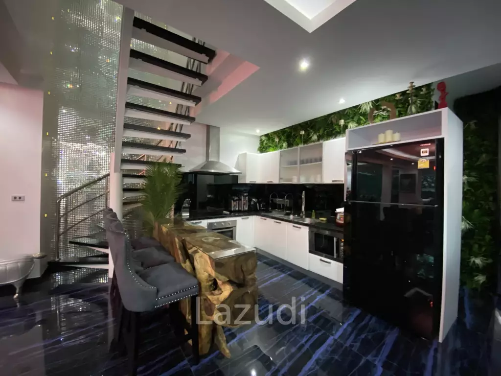 8 Bedrooms Ultra Luxury Pool Villa in Jomtien