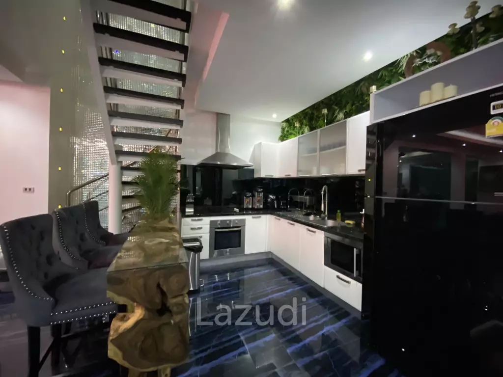8 Bedrooms Ultra Luxury Pool Villa in Jomtien