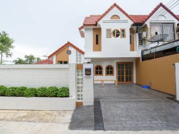 Townhouse for Sale at Baan Ngam Charoen 5