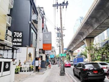 6 storey building for sale with basement On Sukhumvit Road Next to Phrom Phong BTS station, at the entrance of Soi Sukhumvit 26 (Soi Ari)