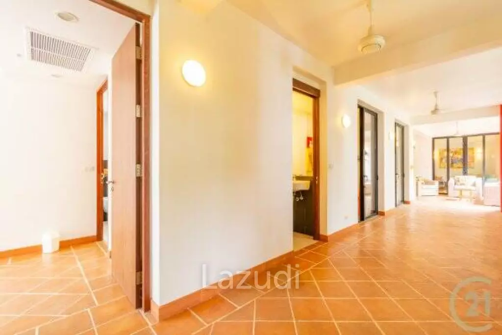 CASADAENG : Beautiful 2 Bed 3rd Floor Corner unit with Pool View near the Beach