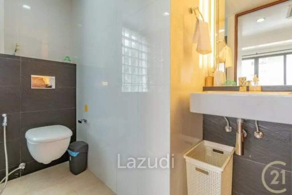 CASADAENG : Beautiful 2 Bed 3rd Floor Corner unit with Pool View near the Beach