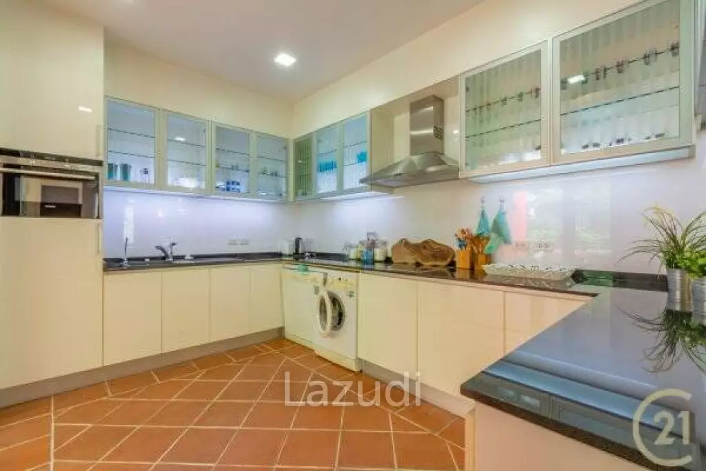 CASADAENG : Beautiful 2 Bed 3rd Floor Corner unit with Pool View near the Beach