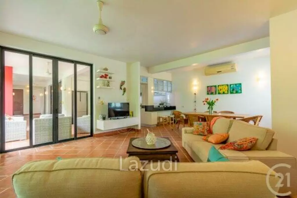 CASADAENG : Beautiful 2 Bed 3rd Floor Corner unit with Pool View near the Beach