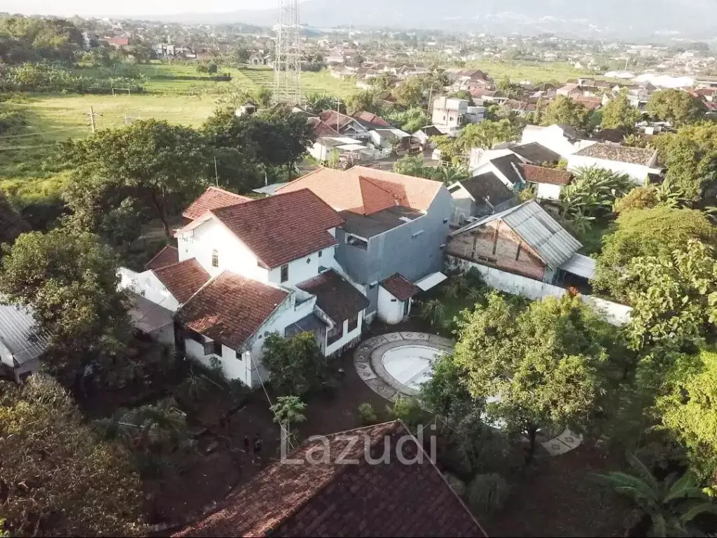 Dijual Cepat Rumah Semi Villa di Pandaan Pasuruan, Tanah Luas, Halaman Luas, Ada Kolam Renang, View Gunung