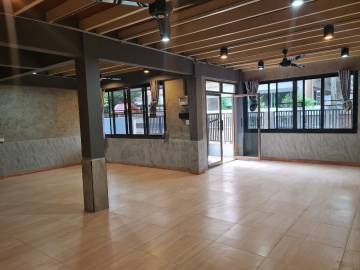 House/Shop for rent in Ekamai soi 12