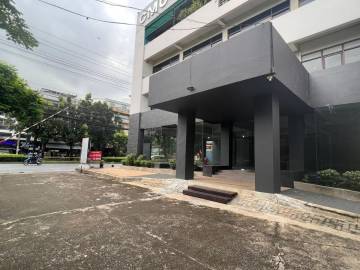 Show room for rent On Pattanakarn Rd.