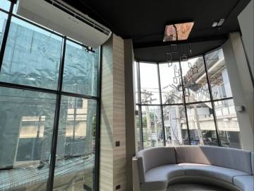Second Floor Retail Space In Summer Hill Area