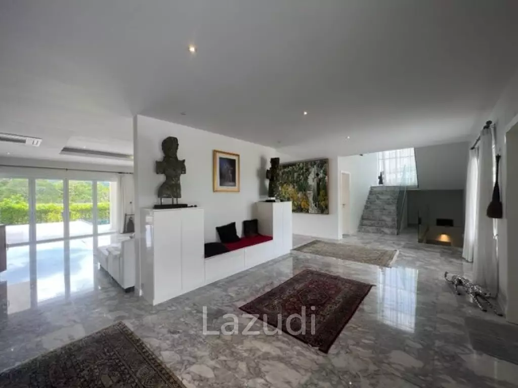 BLACK MOUNTAIN VILLA  : 4 bed 2 storey