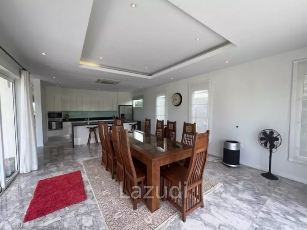 BLACK MOUNTAIN VILLA  : 4 bed 2 storey