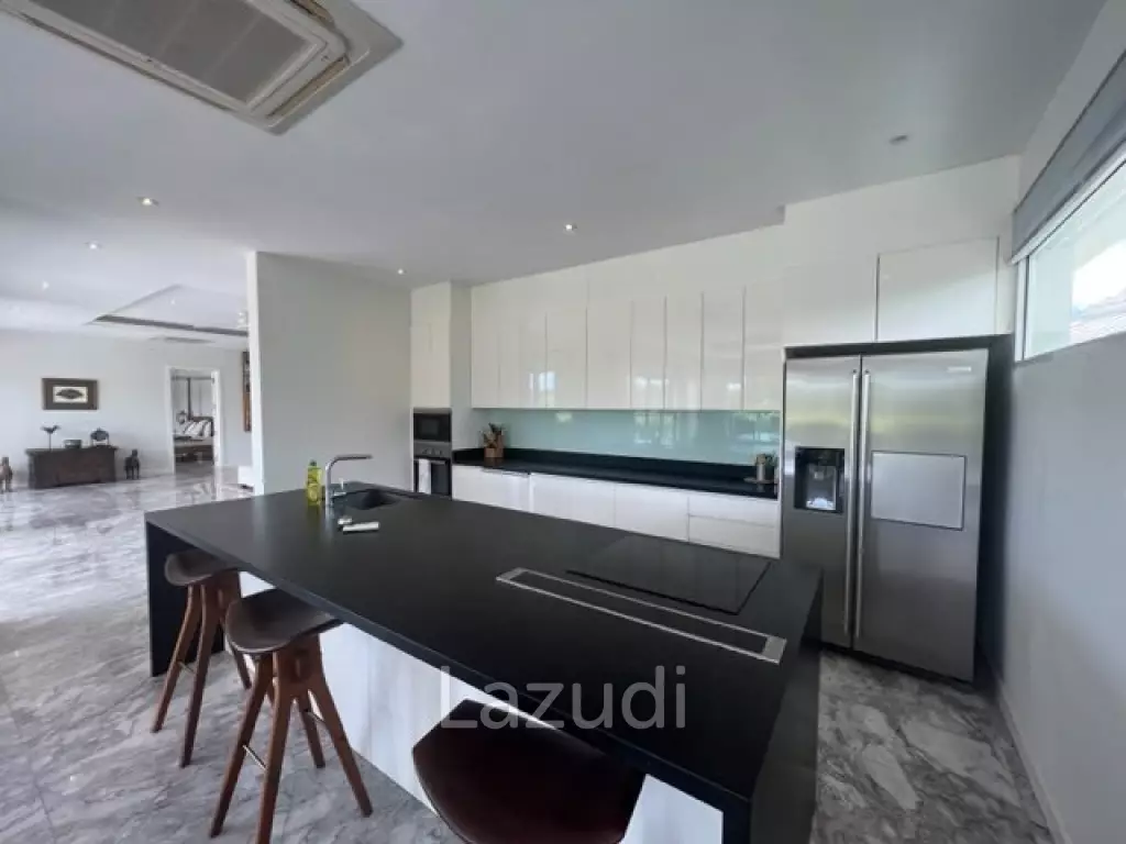 BLACK MOUNTAIN VILLA  : 4 bed 2 storey