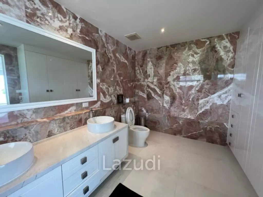 BLACK MOUNTAIN VILLA  : 4 bed 2 storey