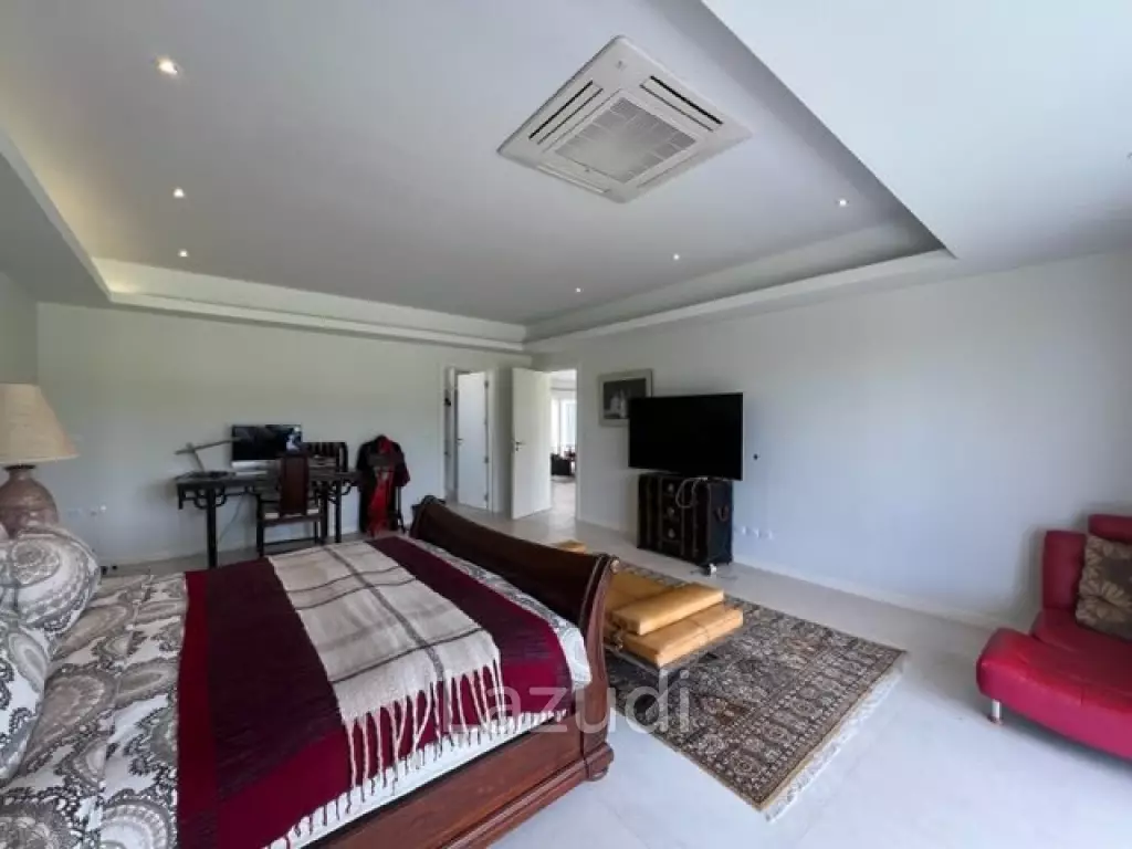 BLACK MOUNTAIN VILLA  : 4 bed 2 storey