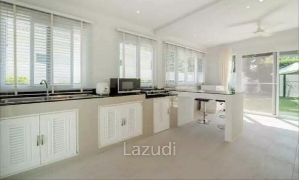 LA VALLE LIGHT : Immaculate 3 Bed Pool Villa
