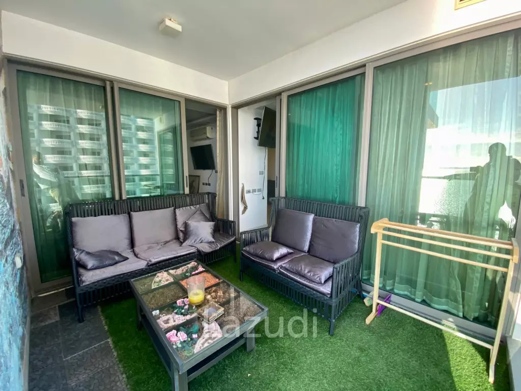 Luxurious 1-Bedroom Condo with Ocean View in Pattaya
