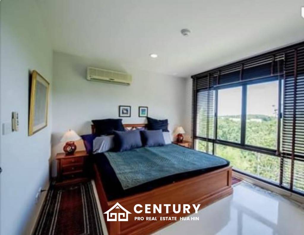 SANTI PURA : Great Design 4 Bed duplex Condo in premier complex on the Beach with Sea Views.