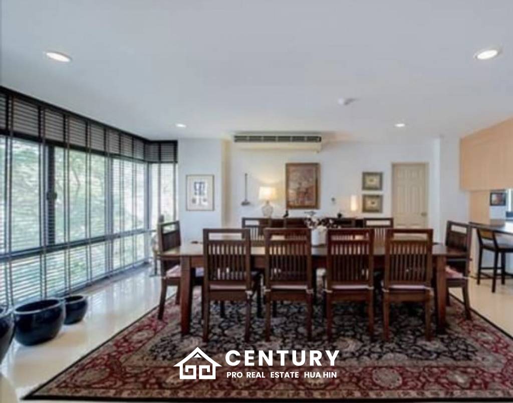 SANTI PURA : Great Design 4 Bed duplex Condo in premier complex on the Beach with Sea Views.