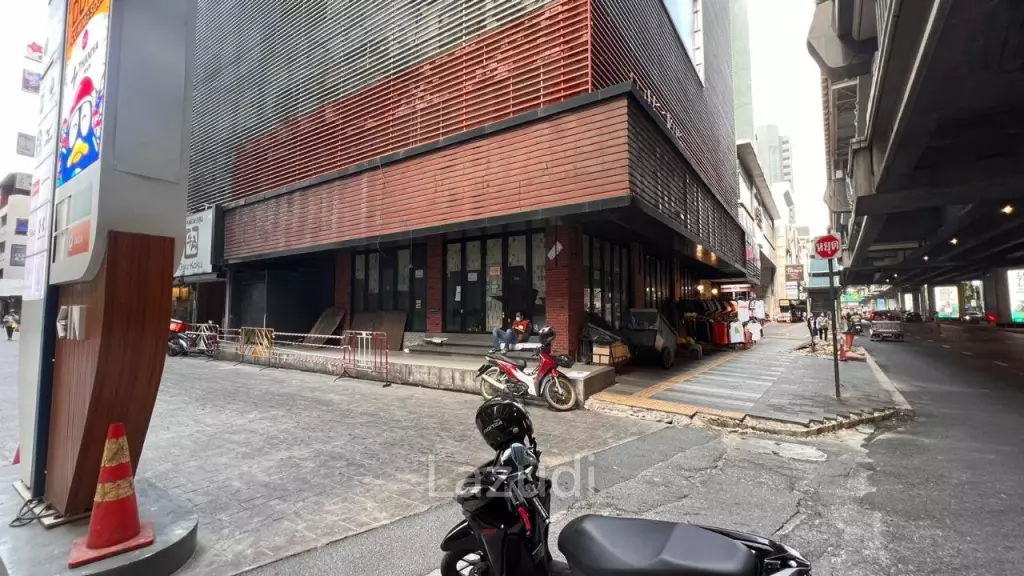 Corner 2 Story Retail Space On Top Location In at BTS SALA DEANG