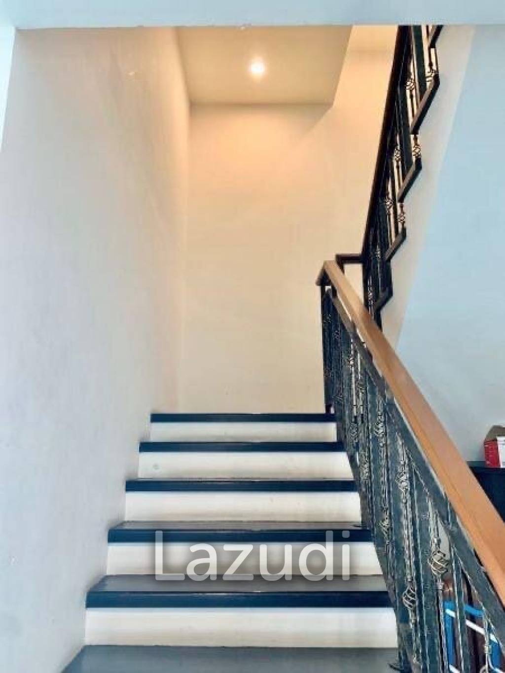 3 Bed 3 Bath 220 SQ.M Watermark Choapraya