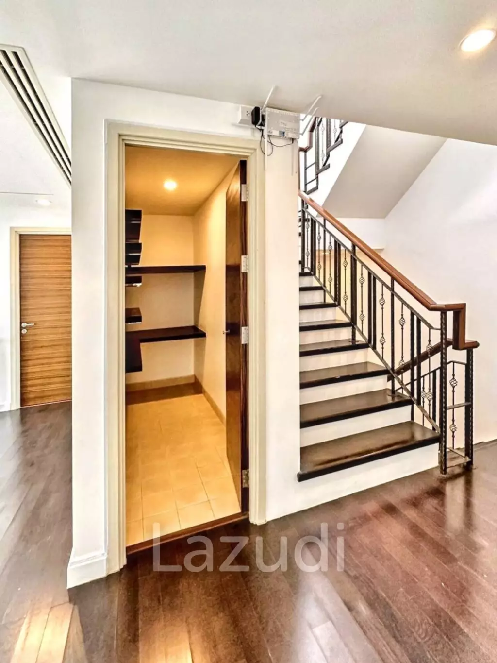 3 Bed 3 Bath 220 SQ.M Watermark Choapraya