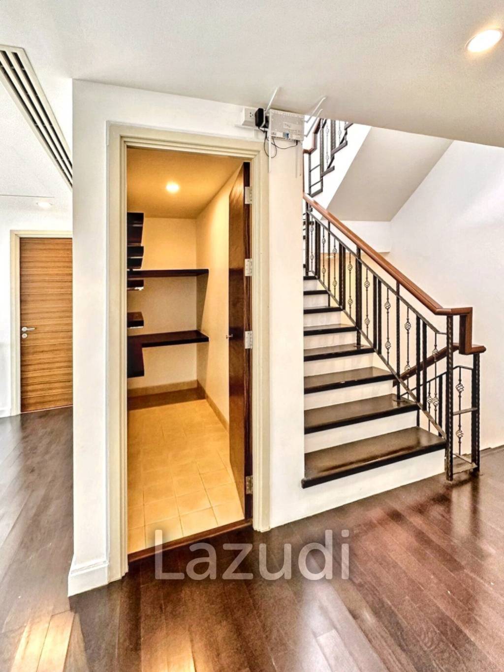 3 Bed 3 Bath 220 SQ.M Watermark Choapraya